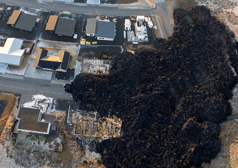 2024-01-17T135152Z-1874560826-RC2NJ5A3AC6G-RTRMADP-3-ICELAND-VOLCANO