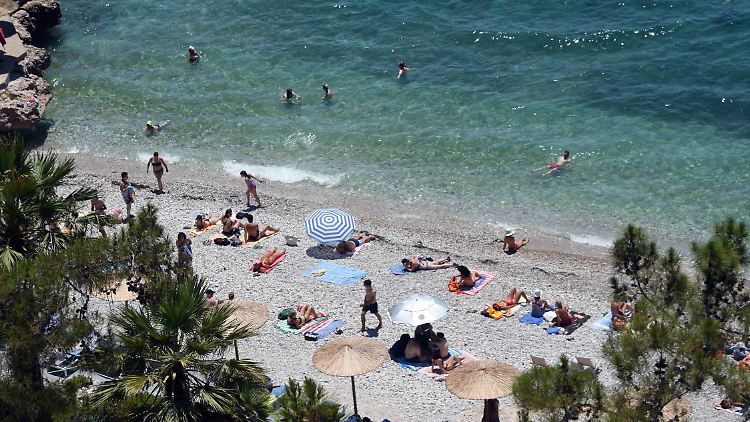 Entspannung mit Abstand: Urlaubsstimmung an einem griechischen Strand.
