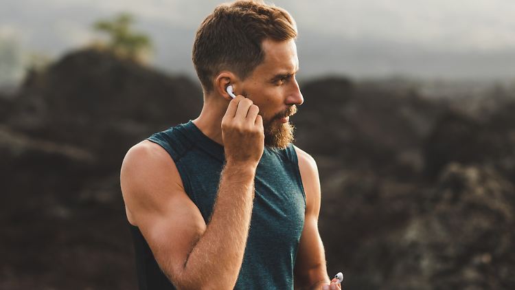 Ob im Gym, auf dem Sportplatz oder in der Natur: Musik beim Training spornt an.