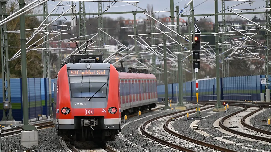 Nach-mehr-als-sechs-Jahren-Bauzeit-rollt-die-S6-der-S-Bahn-Rhein-Main-zwischen-Frankfurt-West-und-Bad-Vilbel-seit-Februar-auf-eigenen-Gleisen-Nun-haelt-sie-ausserdem-an-einer-neuen-Station-in-Frankfurt