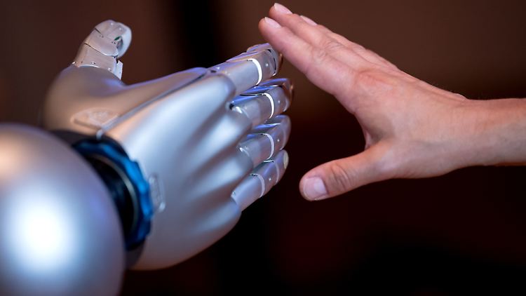 Assistenzroboter EDAN (EMG-controlled daily assistant) des Deutschen Zentrums für Luft und Raumfahrt: Wie viel Computerintelligenz und Maschinen verträgt die Pflege, ohne dass die Menschlichkeit darüber verloren geht?
