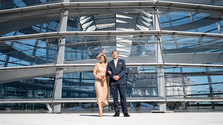 Máxima und Willem-Alexander posieren vor der Reichstagskuppel.