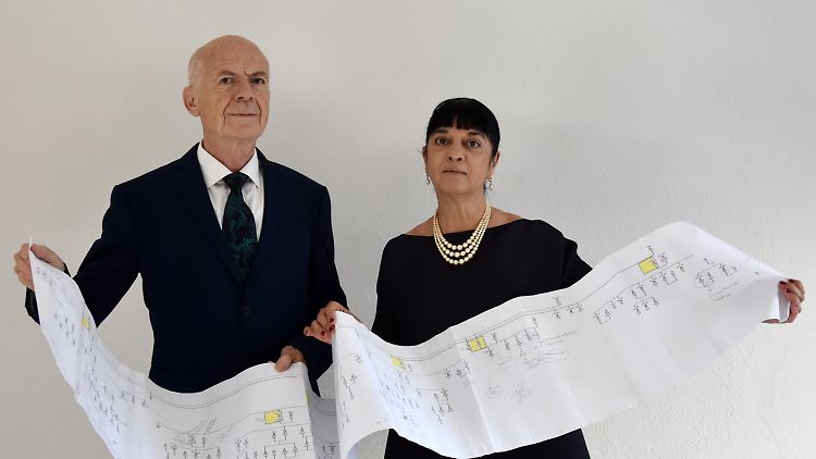 Alessandro Vezzosi und Agnese Sabato präsentieren einen Ausdruck mit dem Stammbaum der Nachfahren von Leonardo da Vinci.
