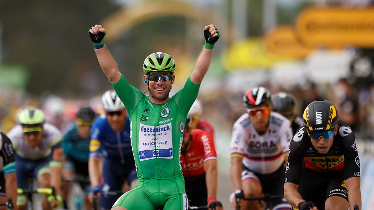 Mark Cavendish jubelt nach dem Zielsprint.