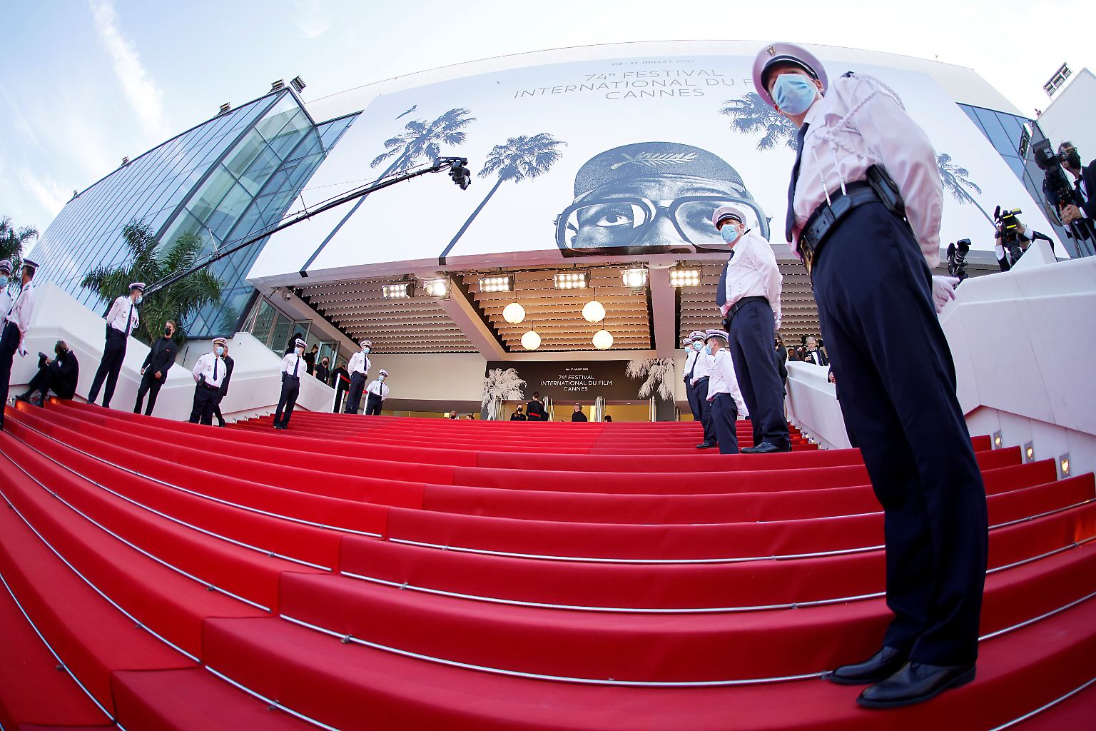 Es war die Eröffnungsgala für die 74. Internationalen Filmfestspiele von Cannes, ...