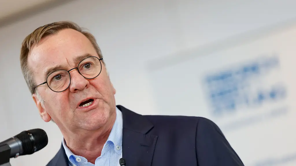 Mit-Blick-auf-die-Lage-im-Ostseeraum-zieh-der-Verteidigungsminister-einen-Vergleich-zum-Kalten-Krieg