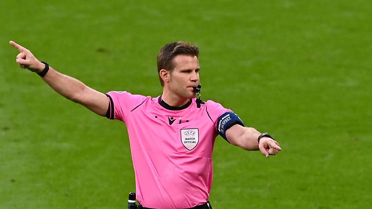 Lange Pfiffe, kurze Pfiffe: Felix Brych beherrscht sein Handwerk.