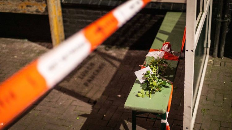 Menschen legten am Ort der Attacke Blumen für Peter de Vries nieder. 