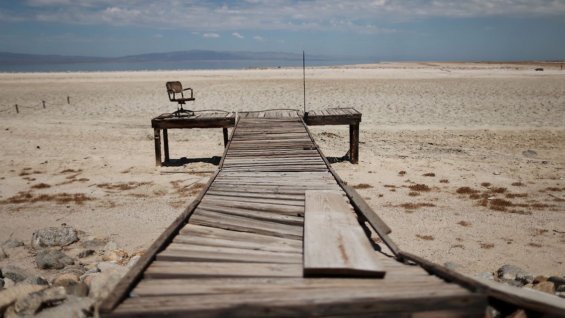 Am Salton Sea hat ein Bootssteg seine Funktion verloren und rottet vor sich hin. Der See ist in der Ferne nur noch zu erahnen.