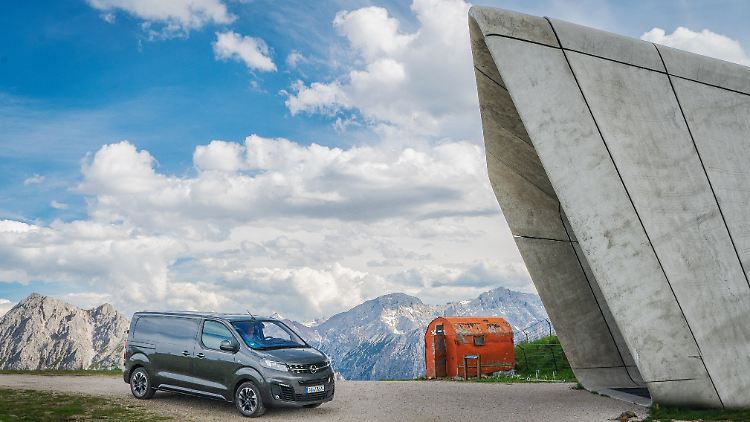Opel will mit Zafira-E und Vivaro-E beweisen, dass man mit E-Autos auch gut in den Bergen fahren kann.