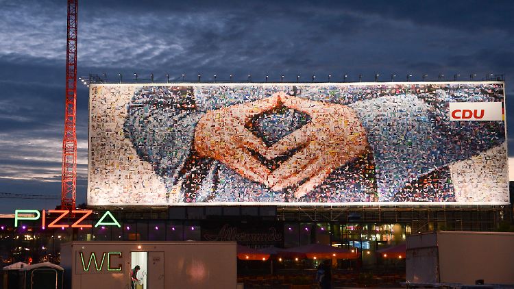 Merkels Raute, sonst nichts: 2013 machte die CDU mit diesem Großplakat am Berliner Hauptbahnhof Werbung für sich.