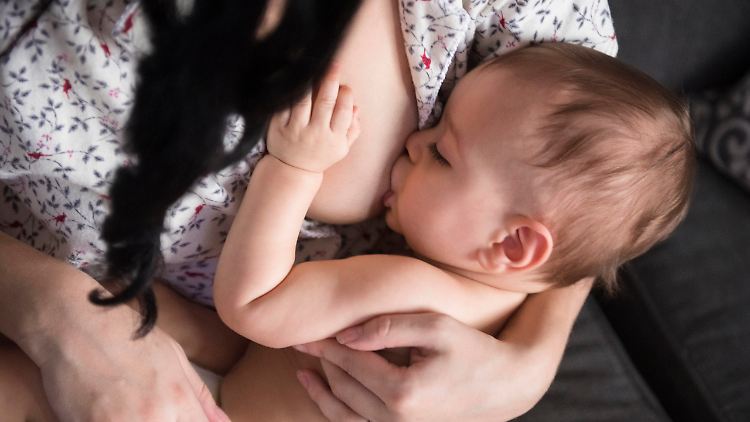 Gestillte Kinder seien im späteren Kindes- oder Erwachsenenalter deutlich seltener übergewichtig, heißt es in der Nationalen Stillstrategie.