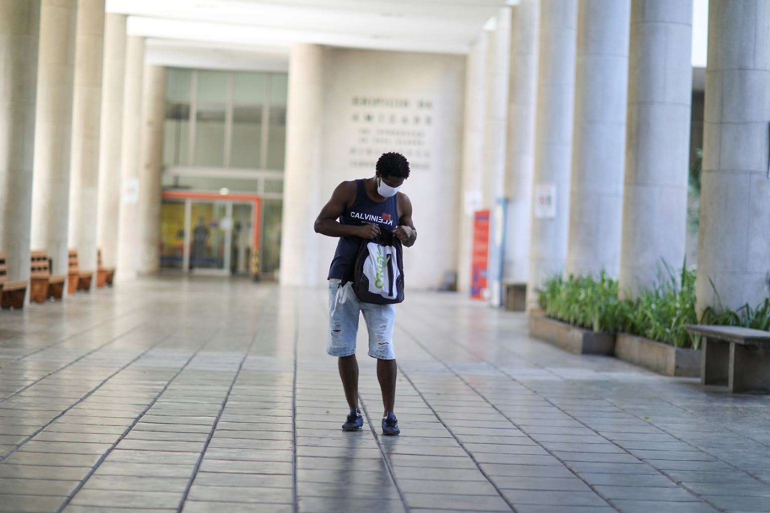 Die Päpstliche Katholische Universität (PUC) in den Hügeln oberhalb von Rio de Janeiros wohlhabenden Stadtvierteln Leblon und Ipanema ist eine der Top-Universitäten in Brasilien. Nachmittags studiert Felipe Luther dort Sozialwissenschaften.