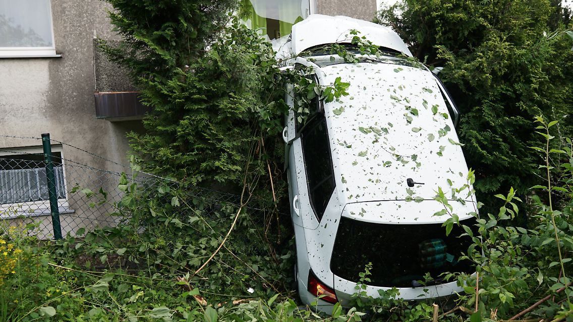 Bei dem Unfall ging ein Fenster des Hauses zu Bruch.
