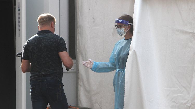 Nicht immer lassen sich Menschen auf das Coronavirus testen. Deswegen bleiben viele Infektionen unerkannt.