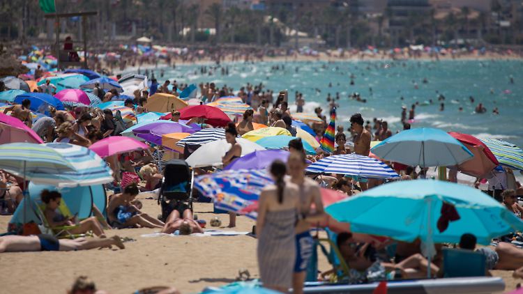 Ein Sprung ins Wasser verspricht am Strand von Palma derzeit nur geringe Abkühlung. 