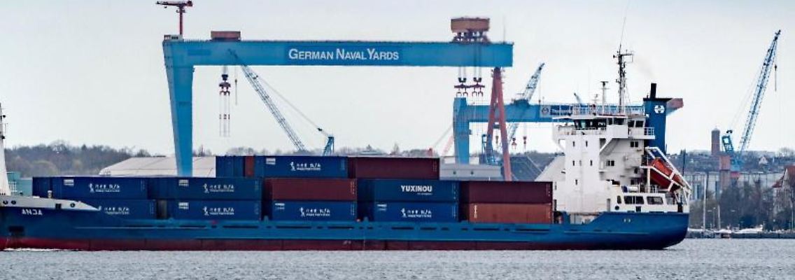 Ein Containerschiff am Kieler Hafen. Foto: Axel Heimken/dpa/Symbolbild