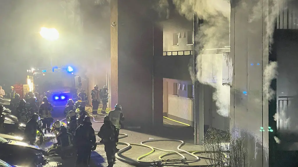 Viel-Qualm-dringt-aus-jeder-Oeffnung-des-Kellers