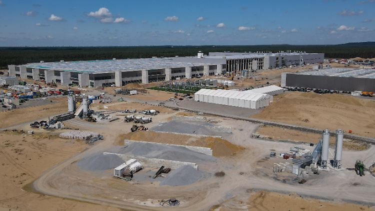 Für die Autofabrik fehlt für den Bau bisher die umweltrechtliche Genehmigung über das Bundesimmissionsschutzgesetz. Tesla baut deshalb mit vorzeitigen Zulassungen.
