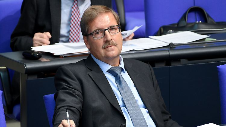 Hebner gehörte zu den Gründungsmitgliedern der AfD.