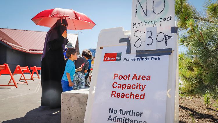 Das Schwimmbecken ist voll: Im kanadischen Calgary versuchen die Menschen der großen Hitze zu entfliehen.