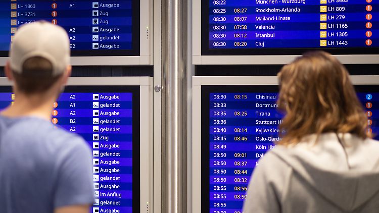 Angesichts steigender Fallzahlen fliegen viele Deutsche mit einem mulmigen Gefühl in den Urlaub.
