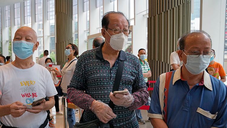 In Hongkong lassen sich Menschen über die Impfung bei einer Lotterie registrieren. Ein Bauträger hat dafür eine Wohnung als Preis gestiftet, um die Covid-19-Impfrate zu erhöhen.