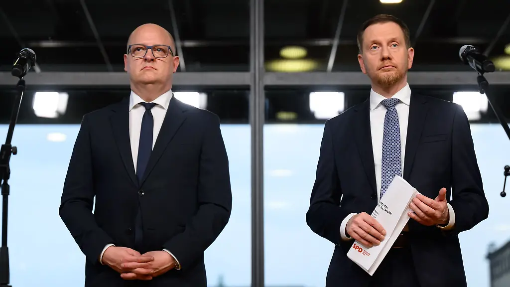 Der-von-Ministerpraesident-Michael-Kretschmer-CDU-und-Henning-Homann-l-Co-Vorsitzender-der-SPD-vorgestellte-Koalitionsvertrag-stoesst-bei-Wirtschaft-Opposition-und-Sozialverbaenden-auf-Kritik