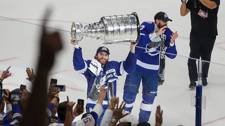 Lightning-Center Brayden Point präsentiert den altehrwürdigen Stanley Cup.