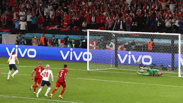 Kaspar Schmeichel kann Kanes Ball nur nach vorne abwehren. Vorher wurde ihm ins Gesicht geleuchtet.