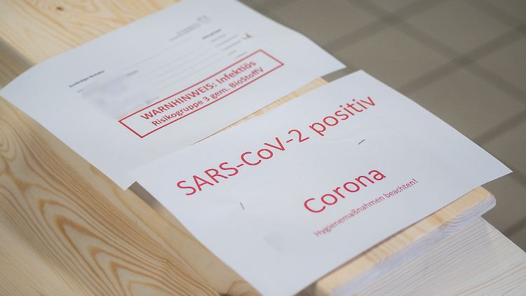 2020 trugen die Särge vieler Verstorbener einen solchen Hinweis. 