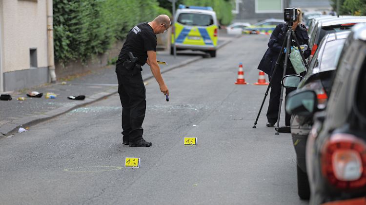 Polizisten sichern Spuren auf einer Straße in Remscheid. Es seien mehrere Schüsse gefallen, sagte ein Polizeisprecher.