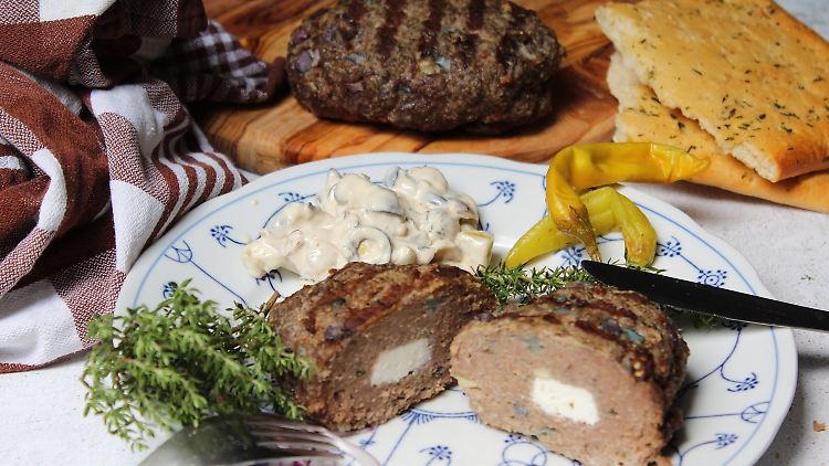 Essen Kinder mit, sollte man den Ouzo in der Soße zu den Bifteki natürlich weglassen.