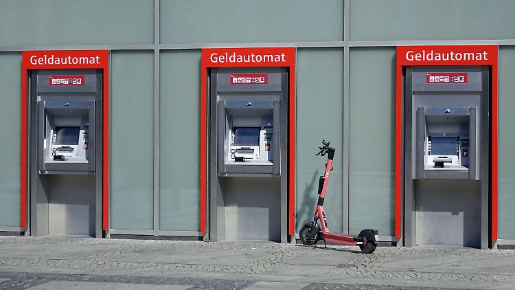 Das Landgericht Leipzig hat entschieden, dass Negativzinsen für Kunden der Sparkasse Vogtland zulässig sind. 