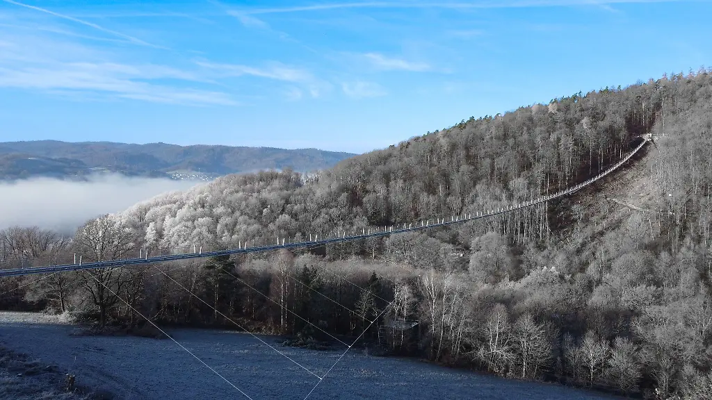 Der-Highwalk-Rotenburg-ist-617-Meter-lang-Das-Bauwerk-ist-die-zweitlaengste-Fussgaenger-Haengebruecke-Deutschlands