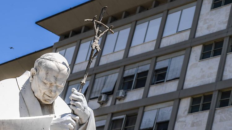 Sein Vorvorgänger, Johannes Paul II., wacht vor dem Gemelli-Klinikum über Franziskus.