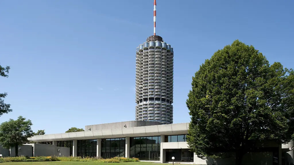 Das-115-Meter-hohe-Hochhaus-praegt-seit-den-fruehen-1970er-Jahren-die-Augsburger-Stadtkulisse