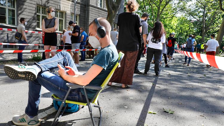Schlange stehen bei einer Schwerpunktimpfung in Berlin Anfang Juni. Inzwischen hat sich die Lage deutlich entspannt.