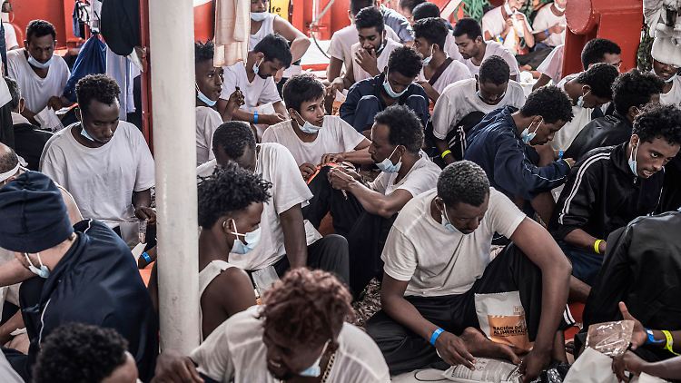 An Bord der "Ocean Viking" sind nach Angaben der Rettungsorganisation auch 183 minderjährige Geflüchtete.