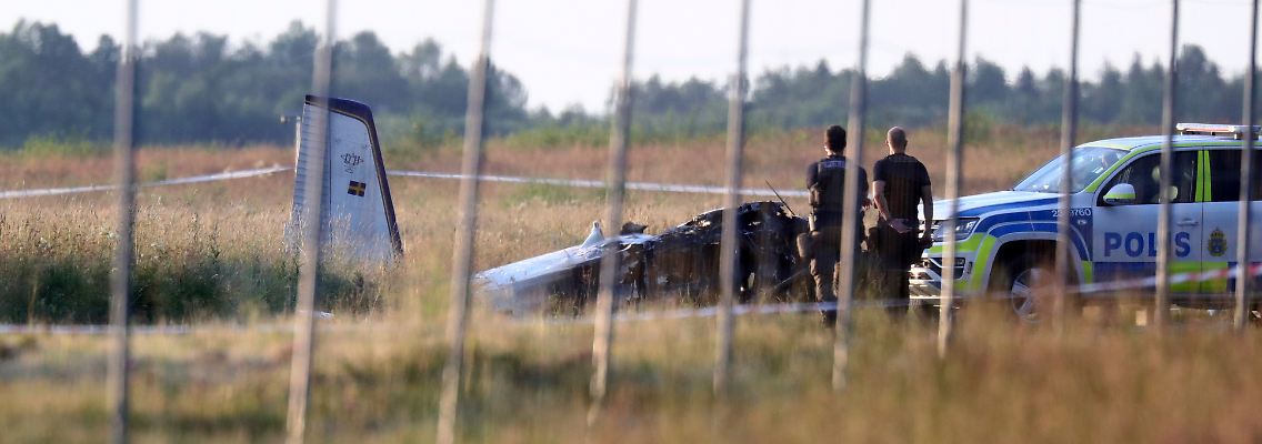 Polizisten an der Absturzstelle auf dem Flughafen Örebro.
