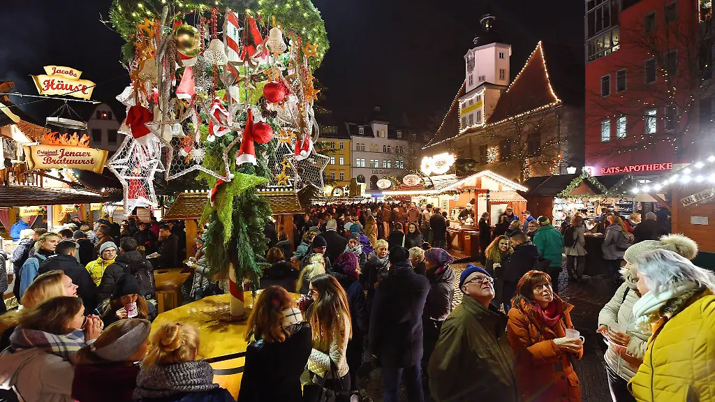 Musikbeschallung-und-Geraeusche-von-Rummel-Fahrgeschaeften-gehoeren-zu-Weihnachtsmaerkten