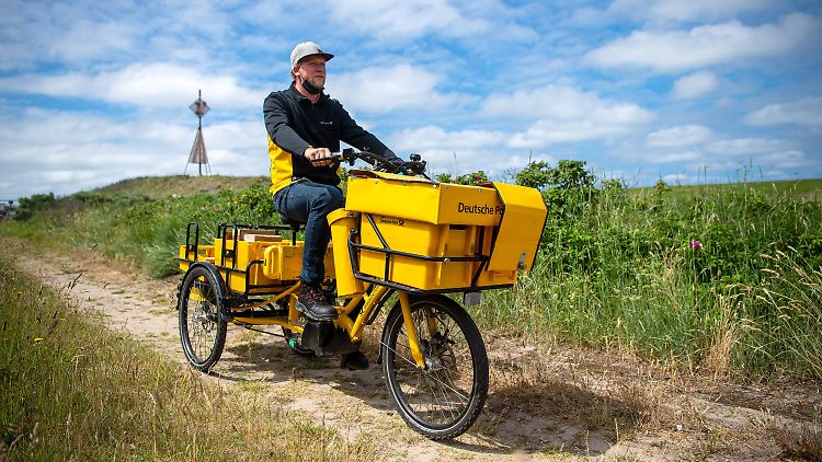 Postbote Andre Krandick ist mit einem E-Bike auf der autofreien Insel unterwegs.