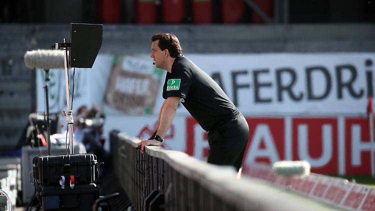 Gräfe möchte die Altersregel des DFB für Schiedsrichter überprüfen lassen.