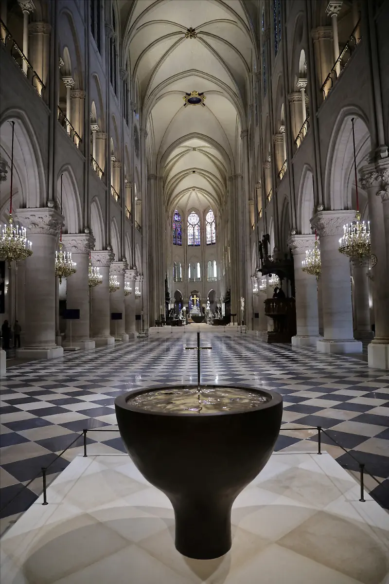 2024-11-29T110631Z-878369358-RC2YEBA8VJQK-RTRMADP-3-FRANCE-NOTREDAME-MACRON