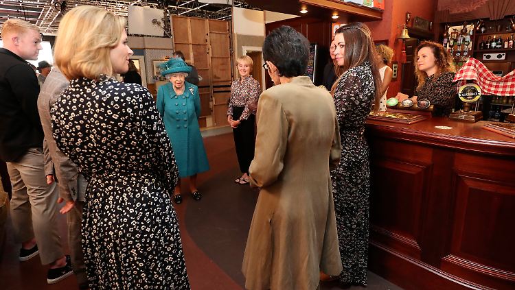 Auch ein Abstecher ins "Rovers Return Pub" durfte beim Set-Besuch der Queen nicht fehlen.