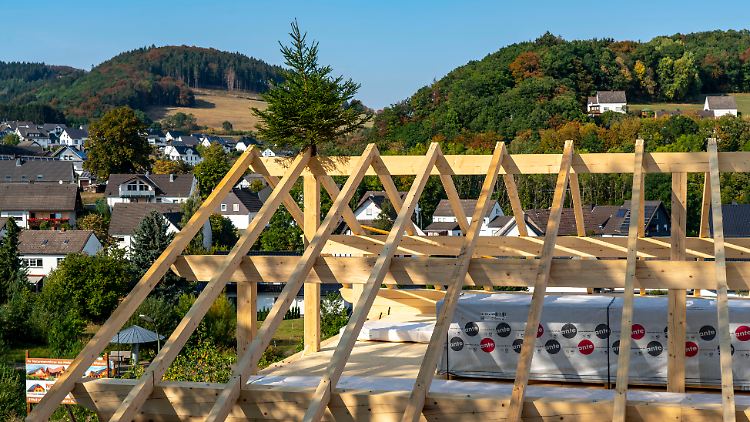Richtfest beim Hausbau: Der Weg dorthin ist in den letzten zwölf Monaten teurer geworden.