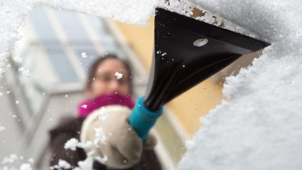 Wer-kratzen-muss-nimmt-am-besten-einen-Eiskratzer-aus-Kunststoff-Ein-selbst-gemachtes-Essig-Wasser-Gemisch-soll-diese-laestige-Aufgabe-aber-leichter-machen