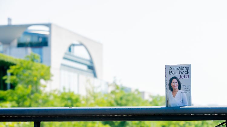 In Umfragen kostet Annalena Baerbock die Debatte um ihr Buch Punkte. 