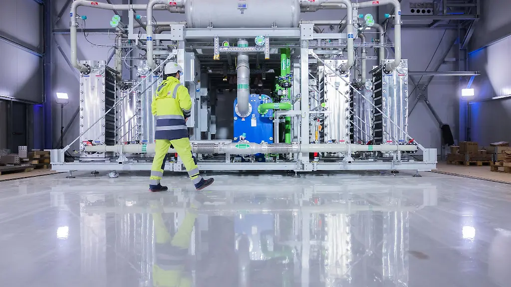 Unter-Nutzung-von-Strom-aus-erneuerbaren-Energien-soll-aus-Wasser-der-gruene-Wasserstoff-entstehen-um-so-perspektivisch-Erdgas-zu-ersetzen