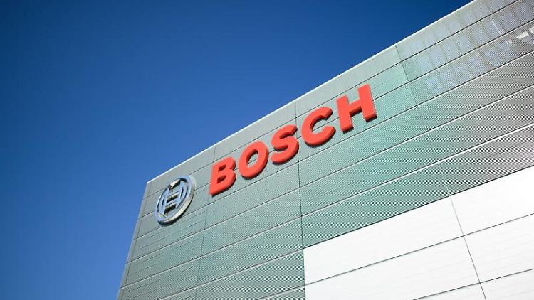 In Autos stecken immer mehr Chips. Bosch geht mit der Zeit. Nach zwei Jahren Bauzeit hat der Zulieferer eine Chip-Fabrik in Dresden eröffnet. 